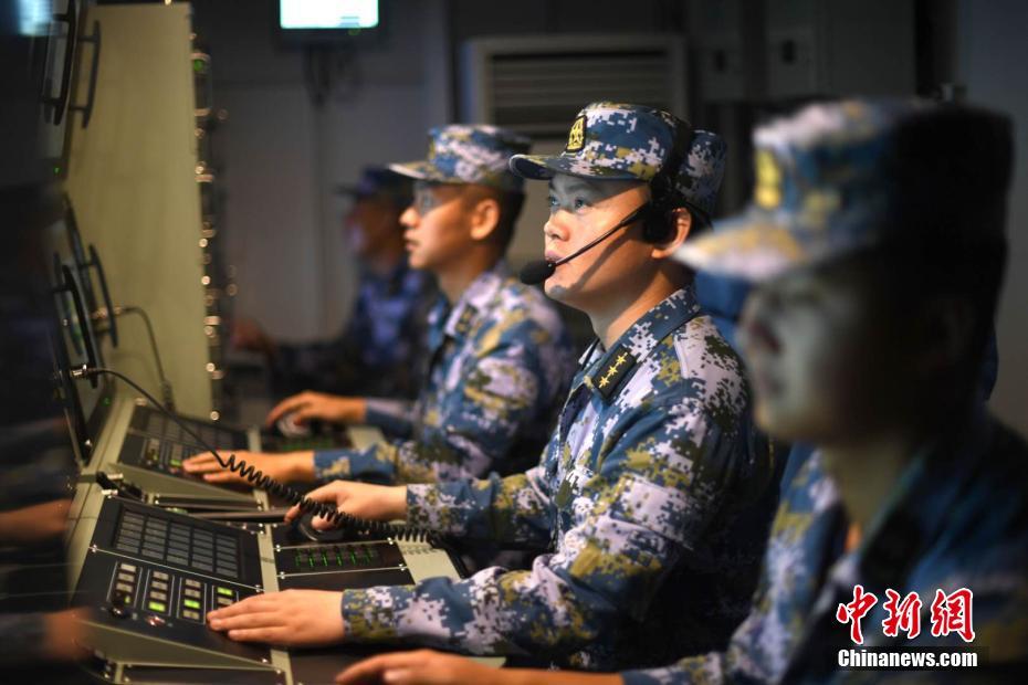 中国海軍第35次護衛艦隊の「太原」が主砲と副砲の実弾射撃訓練