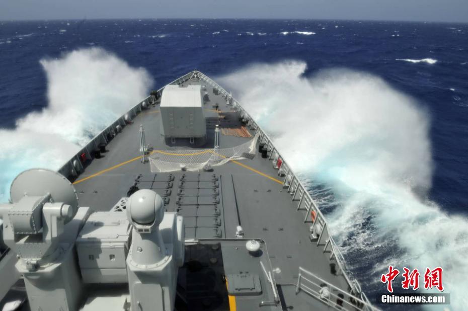中国海軍第35次護衛艦隊の「太原」が主砲と副砲の実弾射撃訓練