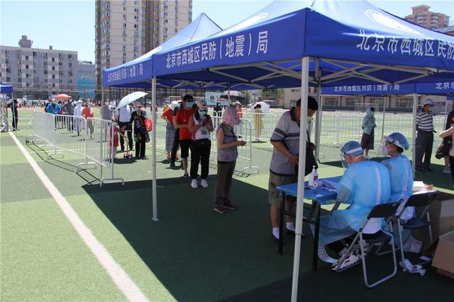 高温の中、完全防備でPCR検査作業を進める関係者　北京市西城区