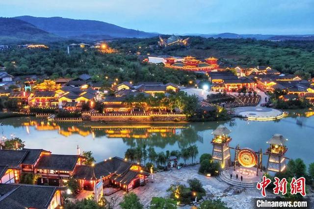 風光明媚なユートピアを明るく照らす東方塩湖城のライトアップ　江蘇省