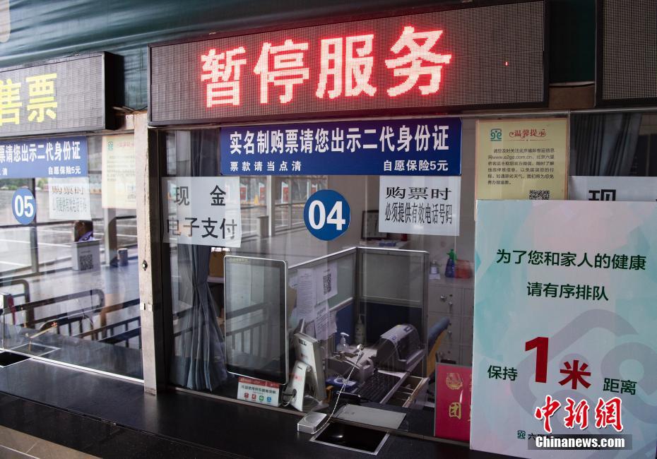 6月18日、北京六里橋長距離バスターミナルで、業務を一時停止した一部の乗車券販売窓口（撮影・侯宇）。