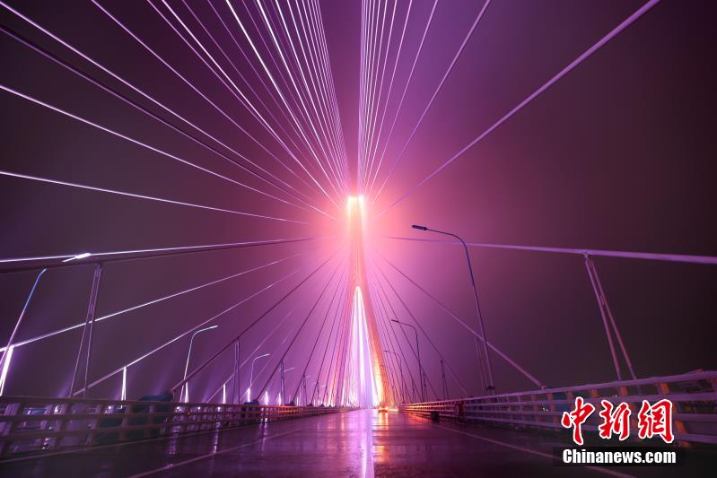 長江に架かるカラフルな虹の帯　滬通長江大橋で初のライトアップテスト