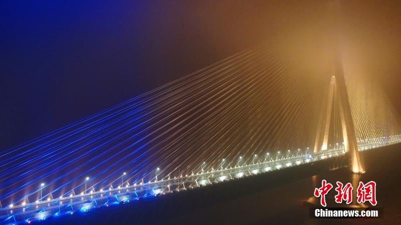 長江に架かるカラフルな虹の帯　滬通長江大橋で初のライトアップテスト