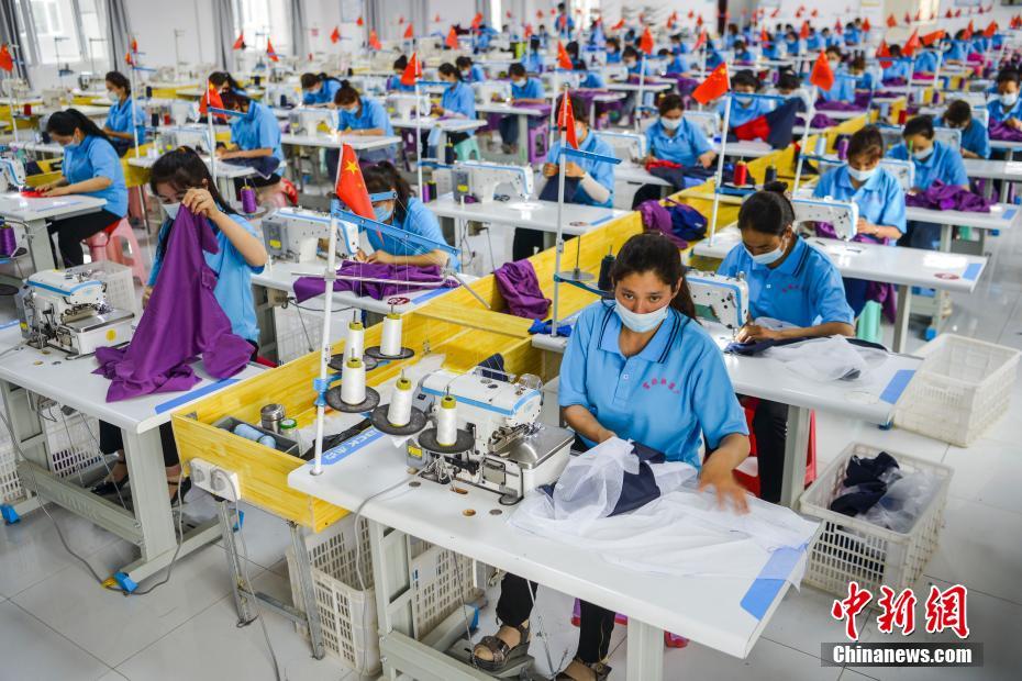 新疆阿克陶県の貧困者支援地域の工場が五百人を雇用