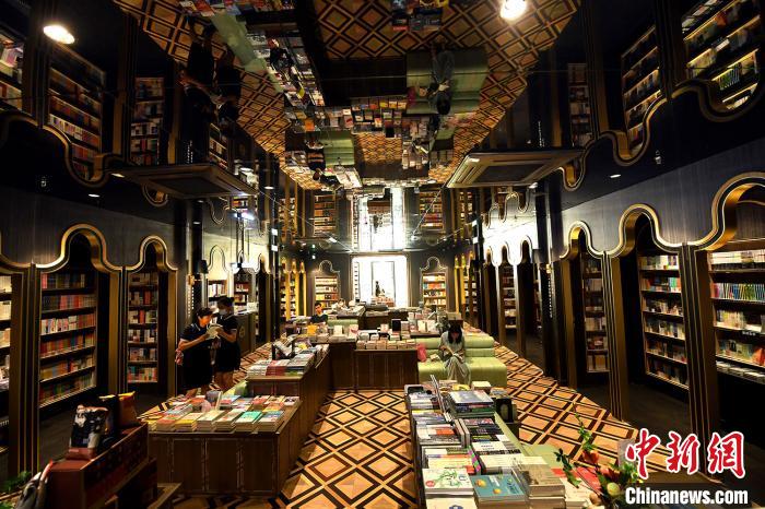 百年の歴史誇る広州旧市街に佇むノスタルジックな書店・鐘書閣　広東省