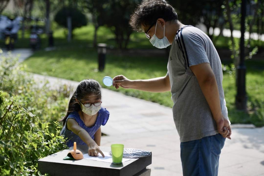 様々な工夫凝らして「金環日食」を観測する北京市民