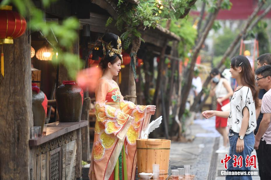 資料写真、西安宋城演芸王国景勝地は、演劇パフォーマンス・観光・レジャーが一体化した文化観光名所。インスタ映えスポットとして人気がある（撮影・楊晨）。