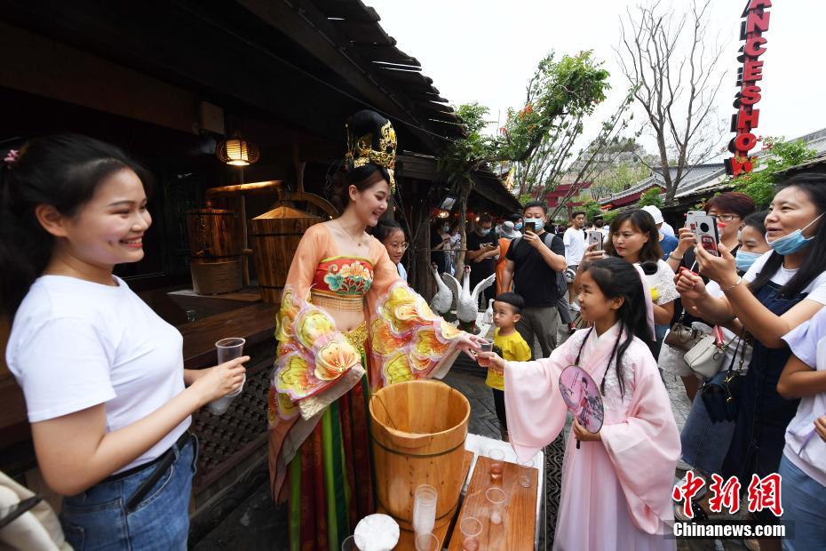 夏至到来！観光地で漢服姿のパフォーマーが「忘情水」を観光客に無料配布　陝西省