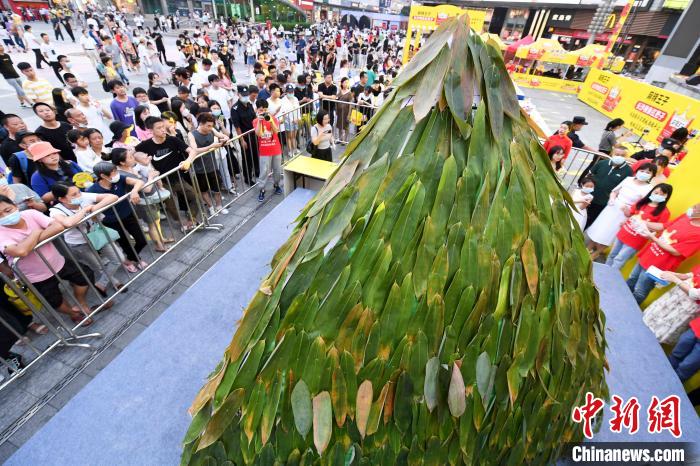 重さ500キロの巨大「ピリ辛ちまき」が長沙の街頭に登場　湖南省