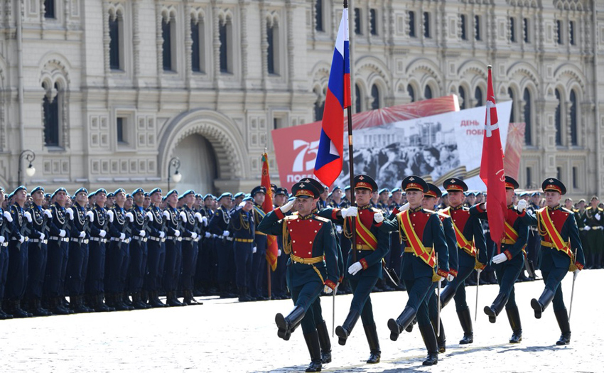 ロシアが赤の広場で軍事パレード　中国軍儀仗隊も参加