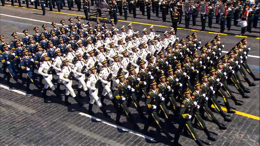ロシアが赤の広場で軍事パレード　中国軍儀仗隊も参加