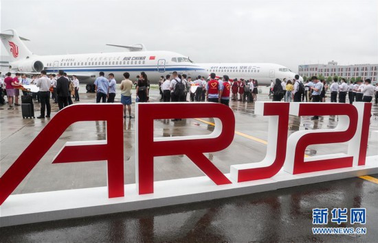 6月28日、上海市浦東にある中国商用飛機有限責任公司総装基地に勢揃いした新しく塗装された国産新型リージョナルジェット「ARJ21」（撮影・丁汀）。