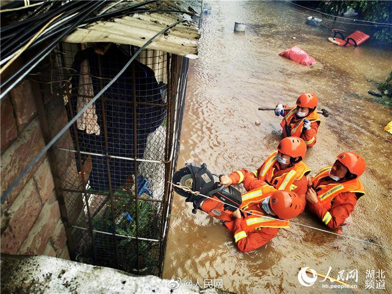 豪雨に襲われた都市！洪水災害のなか、洗面器で赤ん坊を救出　湖北省宜昌