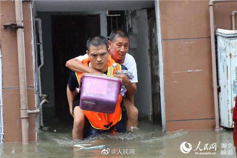 豪雨に襲われた都市！洪水災害のなか、洗面器で赤ん坊を救出　湖北省宜昌