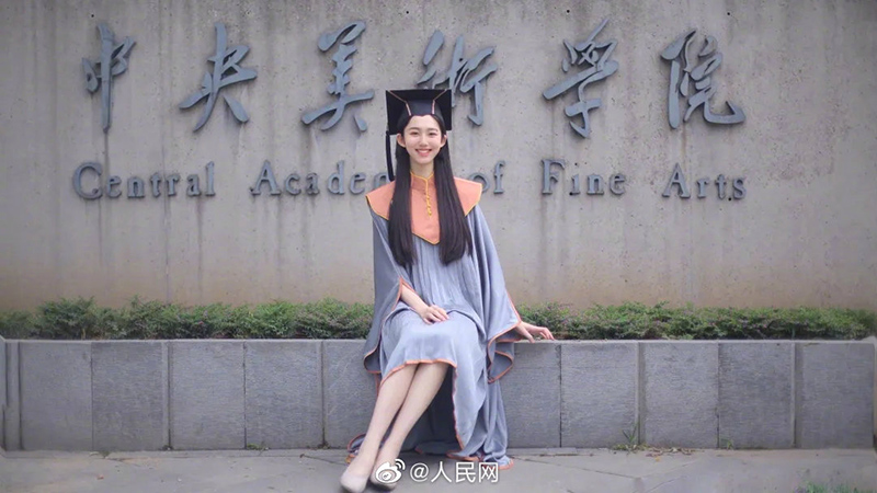中央美術学院が卒業生のためにアカデミック・ガウンをデザイン　北京