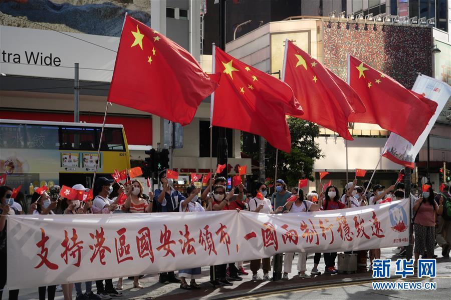 6月30日、香港地区の銅鑼湾（コーズウェイベイ）で香港地区国家安全維持法案支持を表明する香港市民（撮影・王申）。
