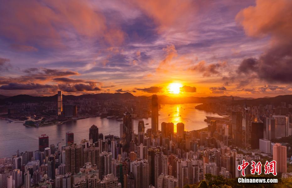 朝焼けに照らされたヴィクトリア・ハーバー　香港地区