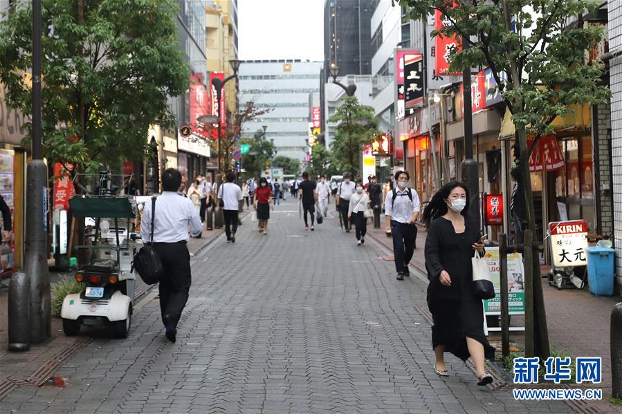 6月30日、東京の街中で、マスクを着用して歩く人々（撮影・杜瀟逸）。