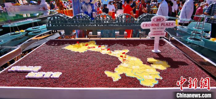蘭州市のシェフ・王林涛さんが1週間かけてアワとアズキ10万粒を使って作成した甘粛省の地図（撮影・魏建軍）。