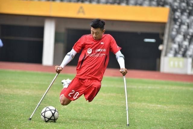 ダメにした杖46本！片足失っても強い意志でサッカー練習　広東省