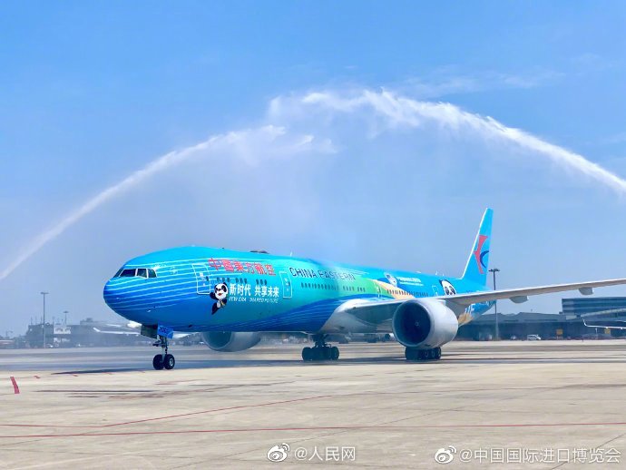 カラフルな中国国際輸入博覧会ペイント航空機が初フライト　上海市