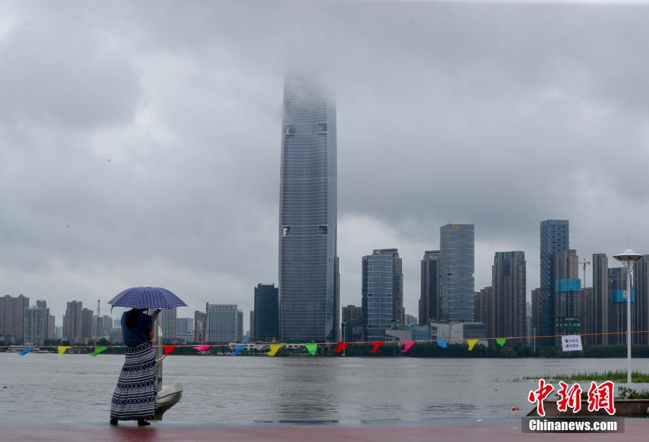 7月5日、湖北省武漢市で、漢口江灘で川の流れを見る市民（撮影・張暢）。