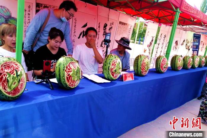 寧夏銀川市で農民応援する公益イベント　スイカカービングが話題に
