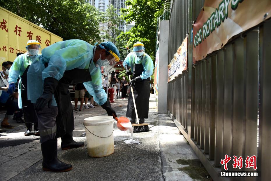 生徒の新型コロナ感染受け、学校の各出入口を消毒　香港地区