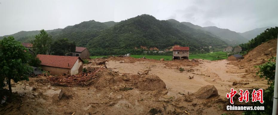 湖北省黄梅の村で土砂崩れ発生 　5人が心肺停止