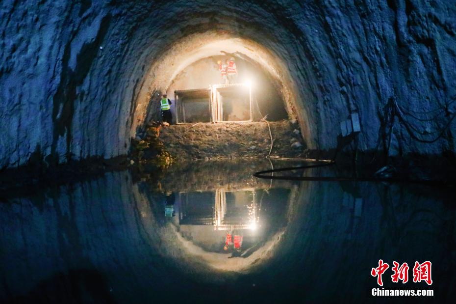 7月8日、雲南大臨（大理-臨滄）鉄道紅豆山トンネルの貫通前日、最終作業に勤しむ作業員（撮影・ 周永勃）。