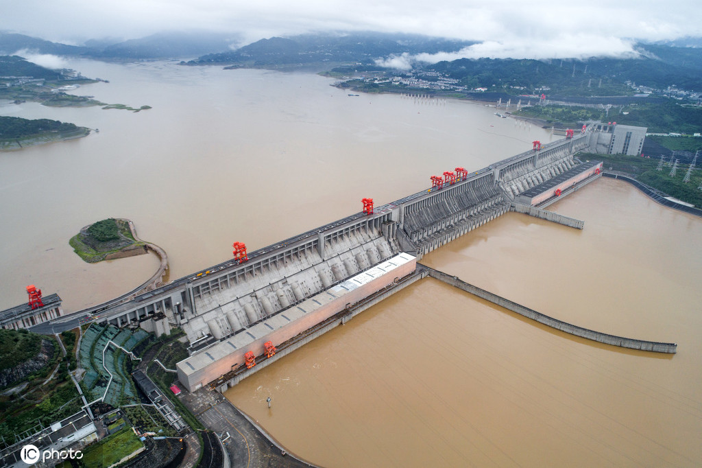 7月12日、ダム放流量を抑制している三峡ダム（ドローンによる撮影、写真著作権は東方ICが所有のため転載禁止）。
