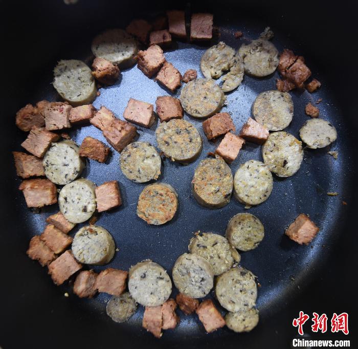 杭州の人々の注目集める人工肉を使用した食品　浙江省