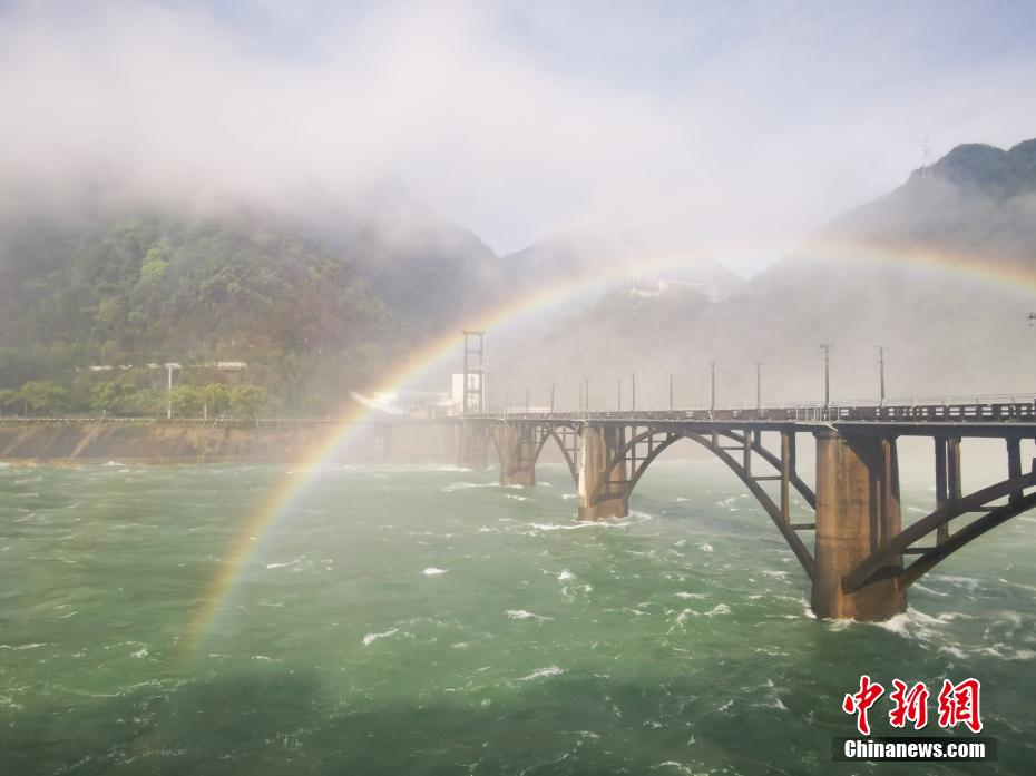 新安江ダムの放流で現れた虹（撮影・銭晨菲）。