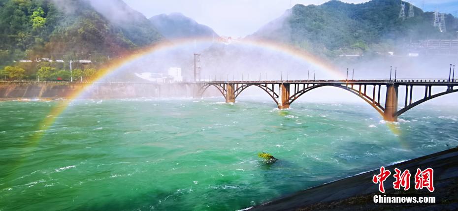 新安江ダムの放流で3時間にわたり現れた虹　浙江省