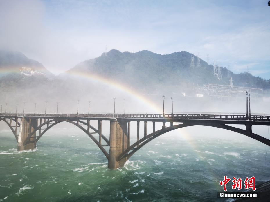 新安江ダムの放流で3時間にわたり現れた虹　浙江省