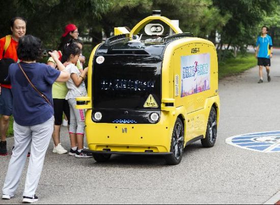 7月12日、北京オリンピック公園北園でサービスを提供する「無人販売車」（撮影・侯宇）。