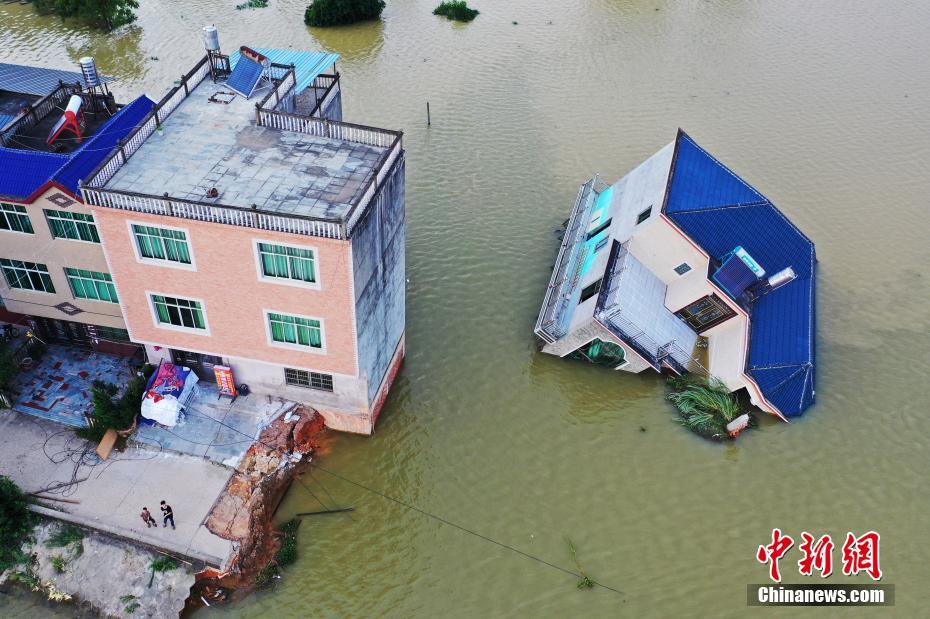 7月13日、江西省◆陽県油▼街鎮荻峡村で、洪水で倒壊した3階建てビル（撮影・劉占昆）。