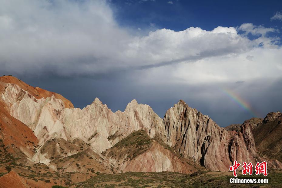 地質公園「外星谷」に現れた「夕焼けを囲む虹」の景観　甘粛省張掖