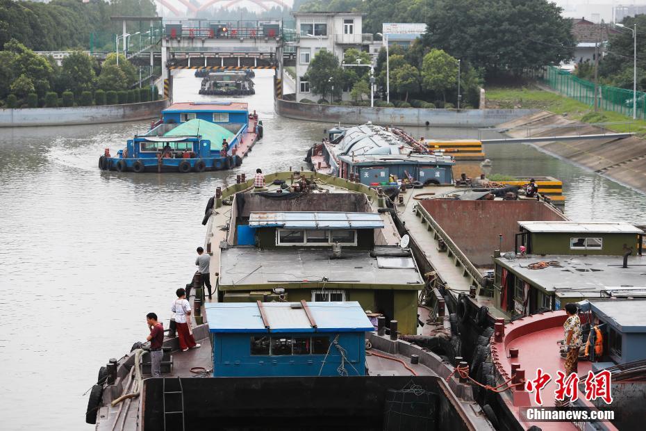 上海の一部水門が洪水対策の放流のため開扉　堤防のパトロール強化 