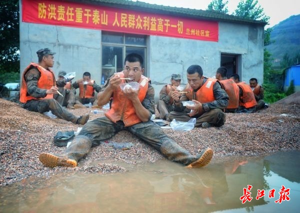 堤防復旧作業8時間！全身泥まみれで食事をとる兵士らに敬意を！　湖北省 