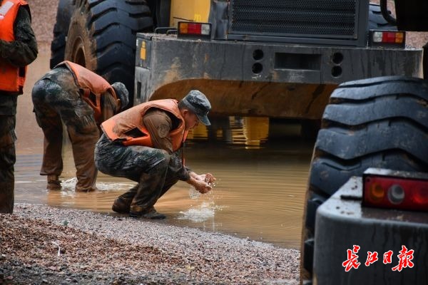 堤防復旧作業8時間！全身泥まみれで食事をとる兵士らに敬意を！　湖北省 