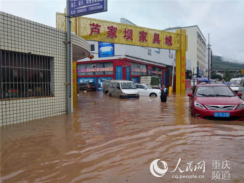 重慶市万州区が豪雨による冠水被害　武装警察が出動し、住民避難へ