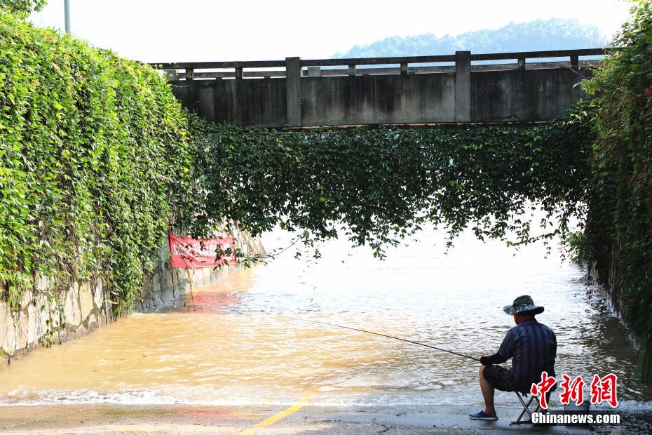 長江沿いで魚釣りをする宜昌市民（撮影・董暁斌）。