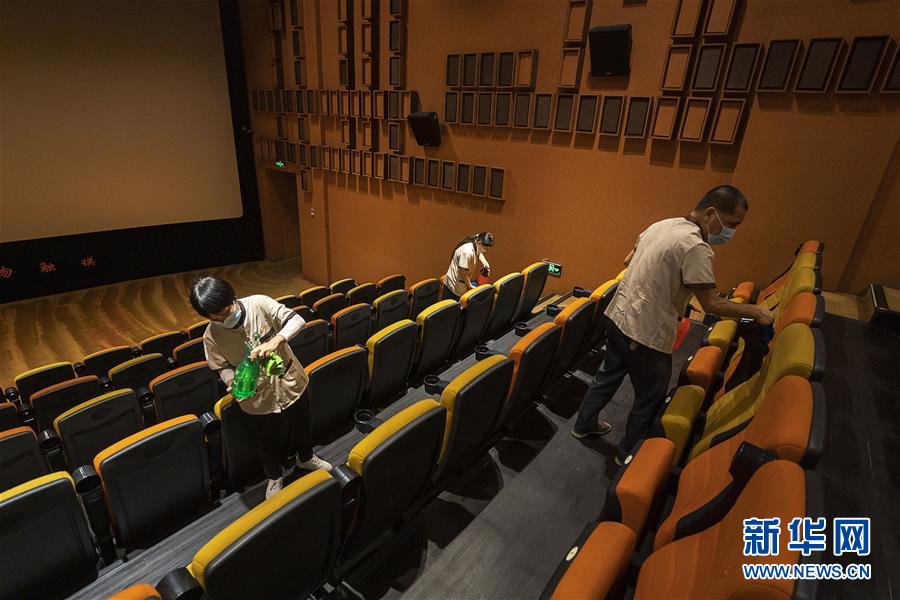 7月20日、上映後、観客が出た後に徹底した消毒作業を行う映画館従業員（撮影・熊琦）。