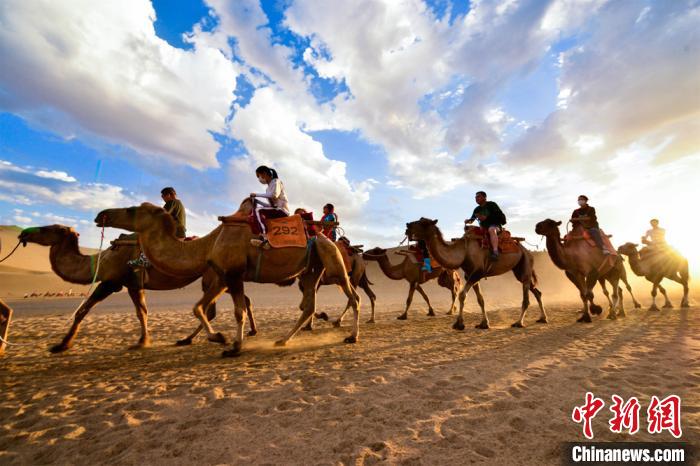 敦煌大砂漠、1日あたり観光客数が今年最高に　甘粛
