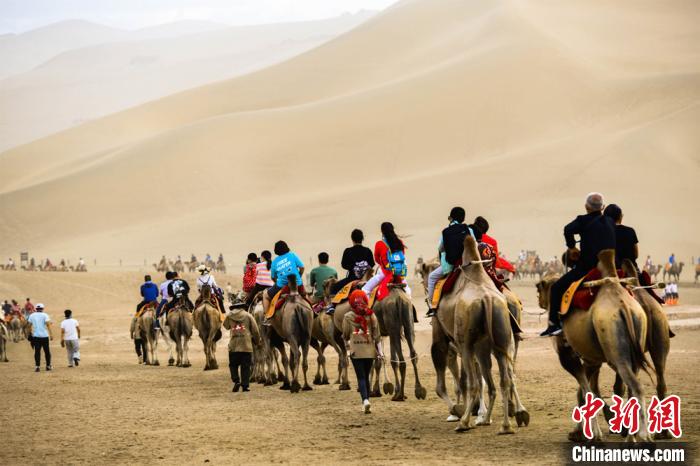 敦煌大砂漠、1日あたり観光客数が今年最高に　甘粛