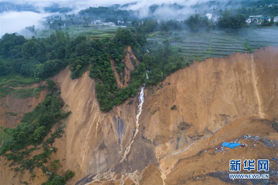 湖北省恩施トゥチャ族ミャオ族自治州の村で大規模土砂崩れ