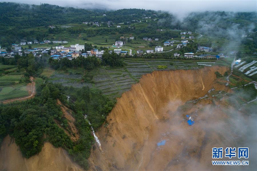 湖北省恩施トゥチャ族ミャオ族自治州の村で大規模土砂崩れ