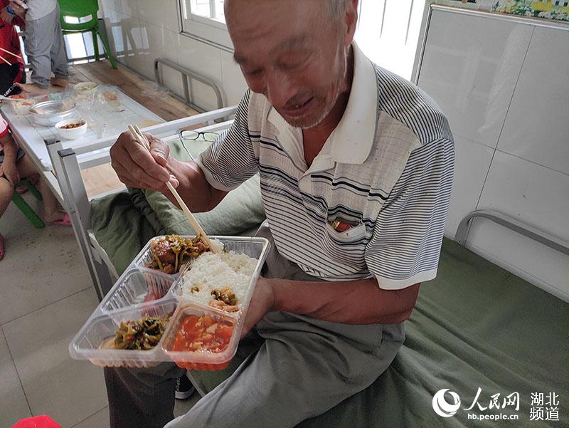 昼食をとる70歳の呉雲堯さん（撮影・郭■■、■は女へんに亭）