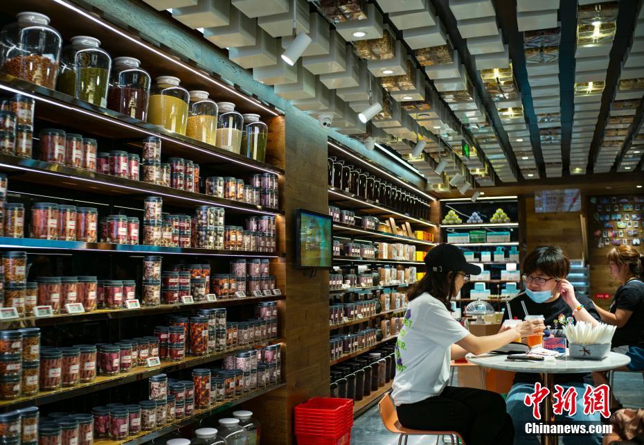 老舗の薬局がカフェに？　「北京同仁堂」の新たなビジネスモデル